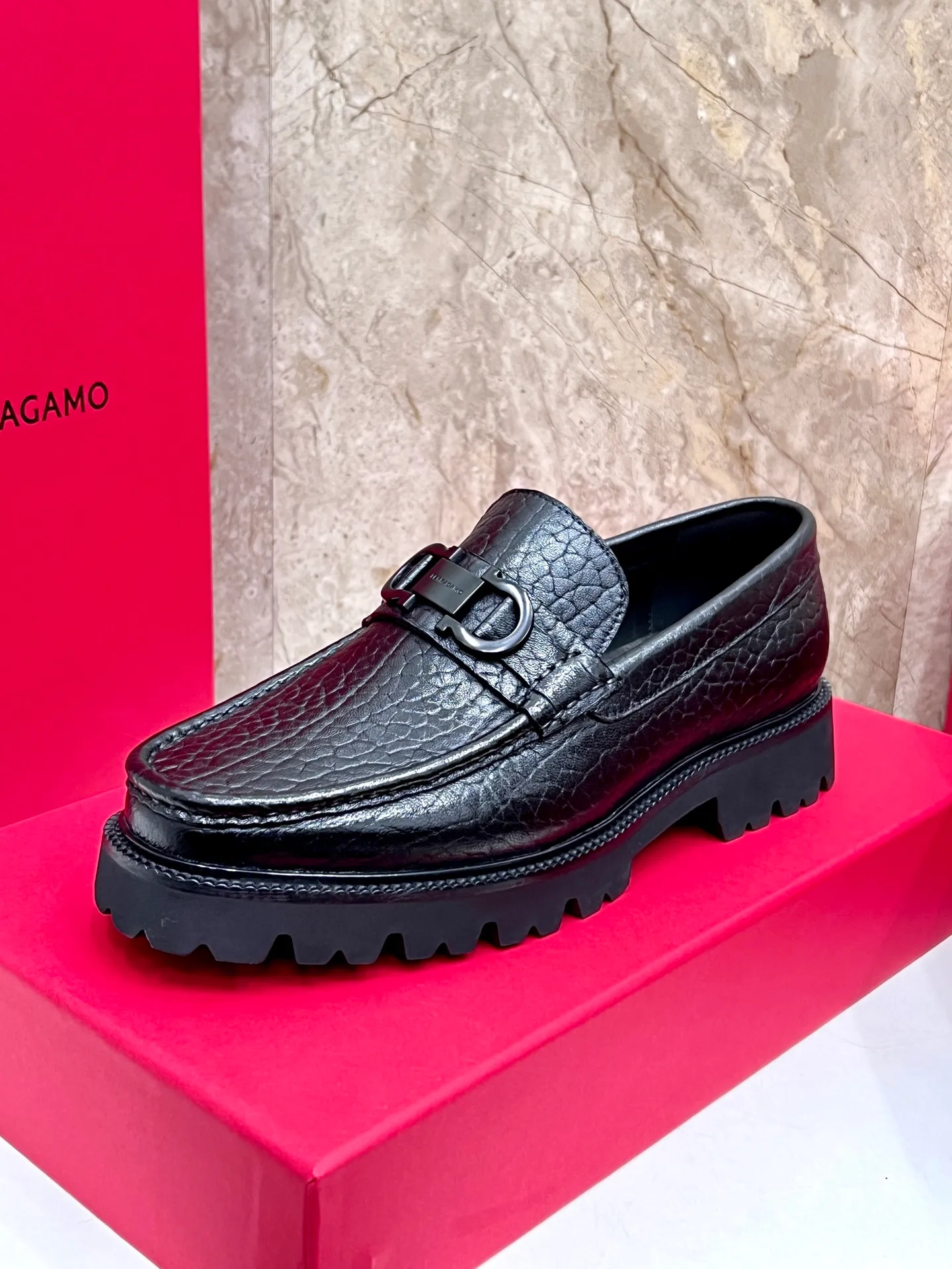 Original quality P580 Brand: Ferragamo Standard size: Men's size 38/44 (45.46 can be customized) Grade: Same style as the official website High-quality men's shoes Material: Customized first-layer calfskin with water-dyed cowhide lining Cowhide tiptoe Original non-slip and wear-resistant rubber outsole Style category: Men's formal business leather shoes are young and fashionable European and American trends British style Casual matching and comfortable feet Color: actual picture